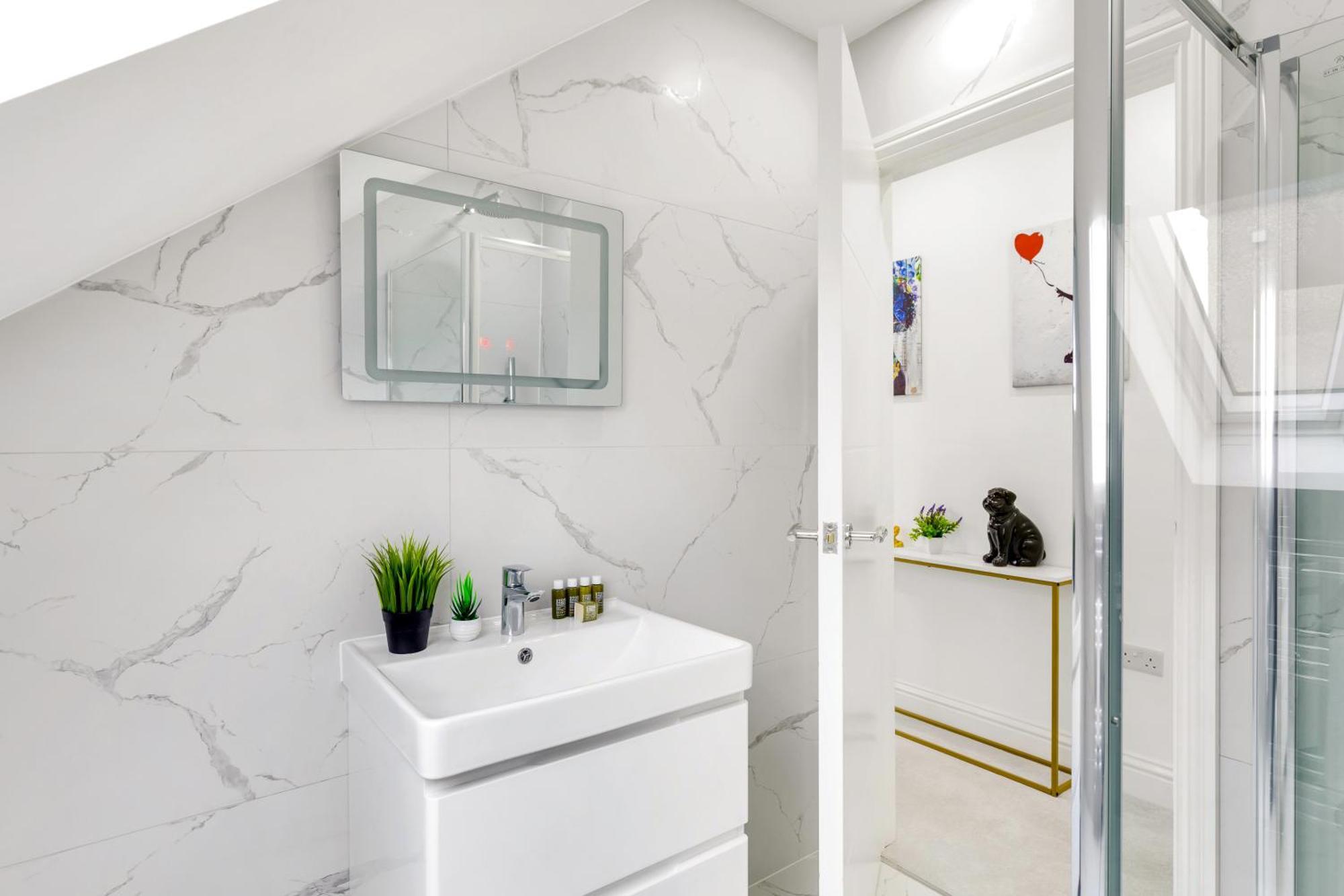 Lux 5 Occupancy Flat Free Parking & Views Londra